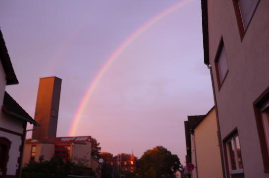 Kiste mit Gold am Ende des Regenbogens