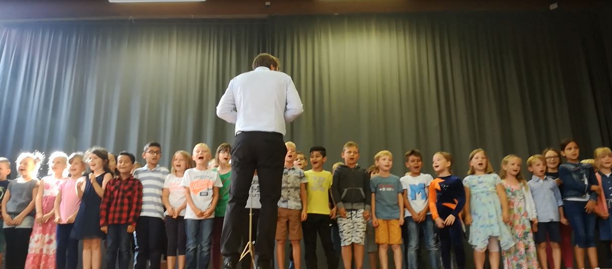 Schwungvolle Begrüßung bei der Einschulungsfeier: "Heute ist ein ganz besonderer Tag!"
